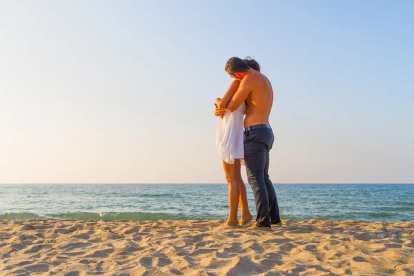 Jeune couple serré embrassé à la plage Photos De Stock Libres De Droits