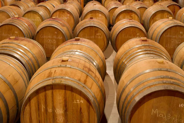 Barricas de vino de roble en bodega —  Fotos de Stock