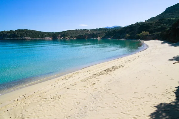 Όμορφη και ειδυλλιακή γαλαζοπράσινα νερά ακτογραμμή — Φωτογραφία Αρχείου