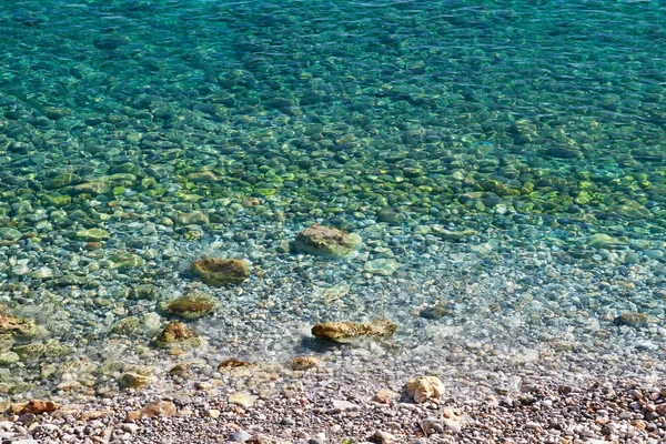 Lindas águas azul-turquesa idílica litoral — Fotografia de Stock