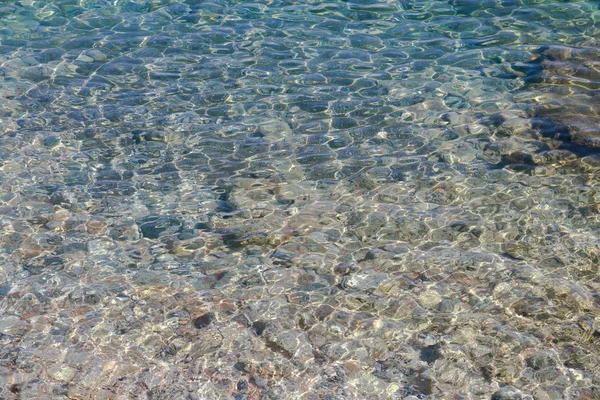 Belles eaux turquoise idyllique rivage — Photo