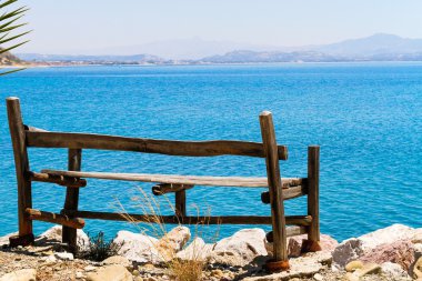 Deniz Manzaralı dinlenme eski ahşap Bank.