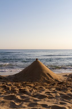 bir sahilde kum piramit yapı.