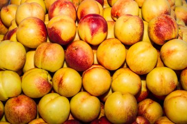 lezzetli taze sulu nektarin yerel meyve pazarı içinde