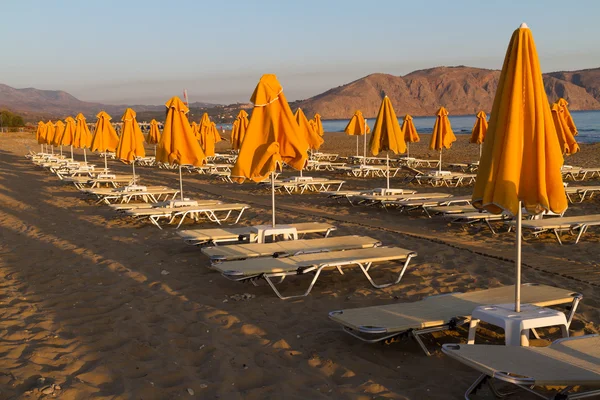 Chaises longues et parasols de plage unbrellas . — Photo