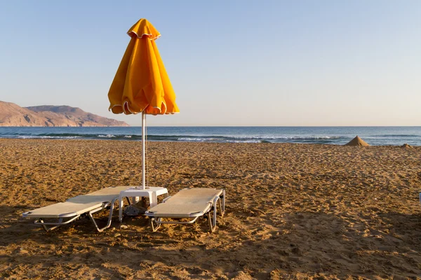 Camas de sol de playa y unbrellas sombra . —  Fotos de Stock