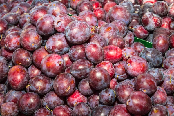 Delicious ripe juicy plums at local market — Stock Photo, Image