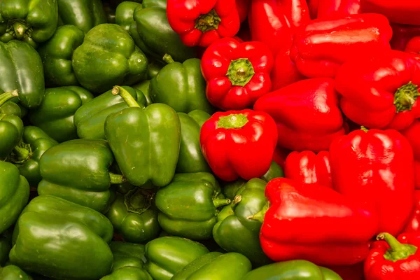 Świeży żniwa zielonej i czerwonej papryki w lokalnym rynku owoców — Zdjęcie stockowe