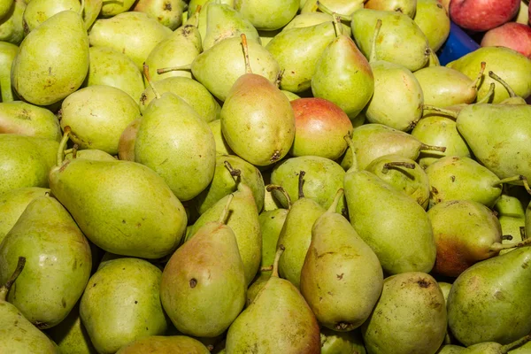 Deliciosas peras jugosas maduras en el mercado local —  Fotos de Stock