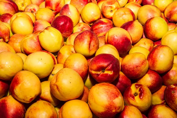 Deliciosas nectarinas jugosas frescas en el mercado local de frutas —  Fotos de Stock