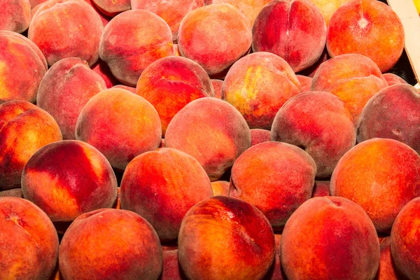 Delicious fresh juicy peaches in local fruit market — Stock Photo, Image