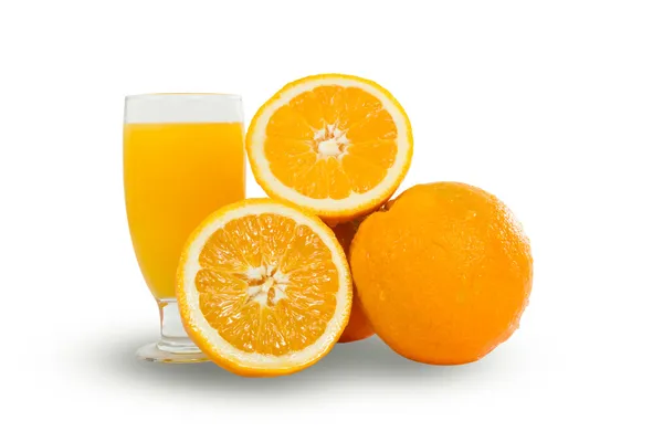 Glas färskpressad apelsinjuice med skivade apelsiner på vit backgro — Stockfoto
