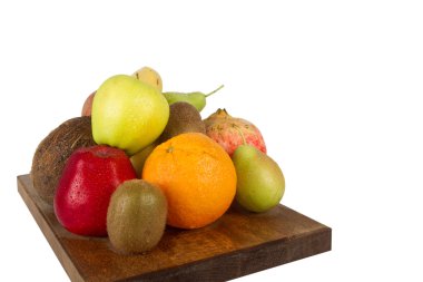 beyaz zemin üzerine taze sulu meyve çeşitli