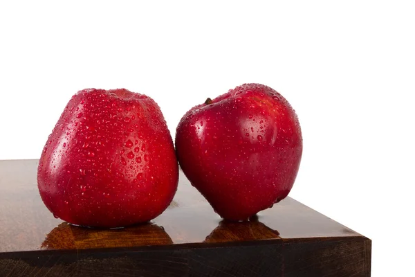 Pommes fraîches juteuses saupoudrées d'eau sur fond blanc — Photo