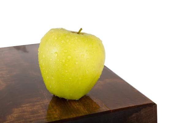 Pommes fraîches juteuses saupoudrées d'eau sur fond blanc — Photo