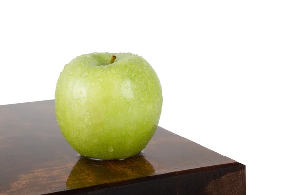 Φρέσκα ζουμερά μήλα νερό-σκορπιστεί σε άσπρο φόντο — Φωτογραφία Αρχείου