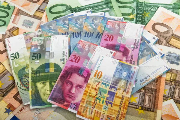 Billets de banque suisses et européens — Photo