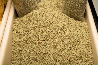 bir Pazar stand kahverengi mercimek kurudu