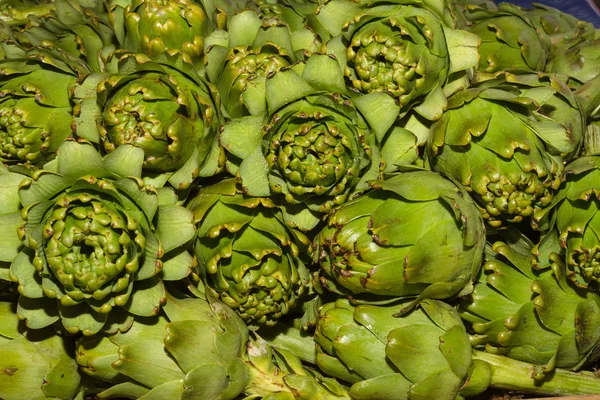 Plle de alcachofas frescas de la cosecha — Foto de Stock