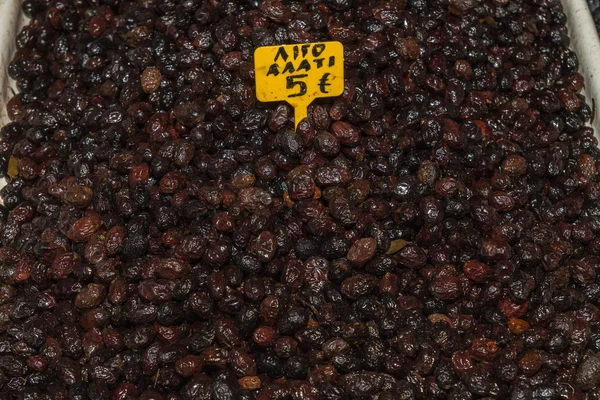 Aceitunas negras griegas parcialmente saladas arrugadas . — Foto de Stock