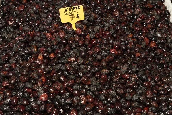 Aceitunas negras griegas sin sal arrugadas . — Foto de Stock