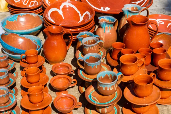 Ceramiczne kubki, szklanki, garnki. — Zdjęcie stockowe