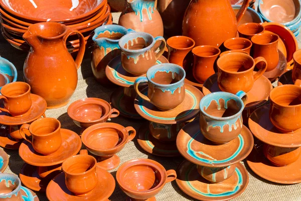 Ceramiczne kubki, szklanki, garnki. — Zdjęcie stockowe