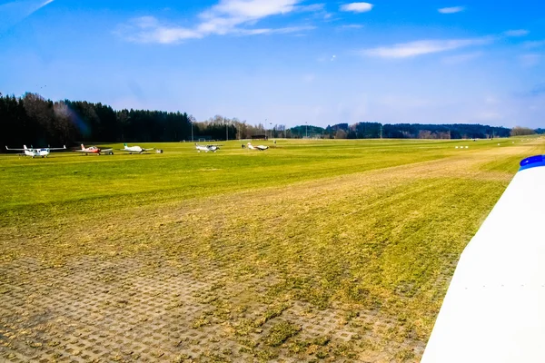 Ängen sport airfield landningsbana. — Stockfoto