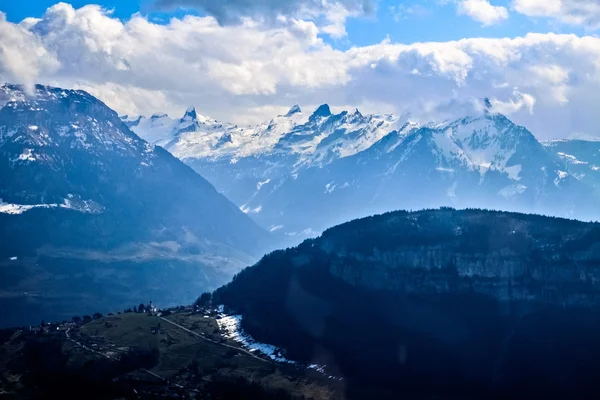 Avion unique vue aérienne des Alpes suisses centrales . — Photo