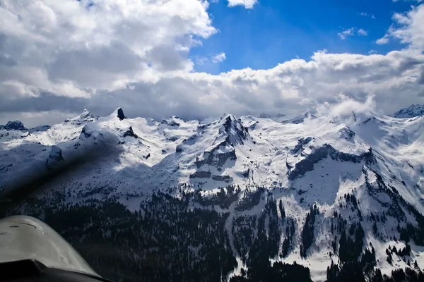 Benzersiz uçak hava görünümünü merkezi İsviçre Alpleri. — Stok fotoğraf