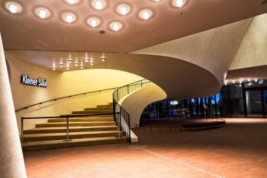 Hamburg, Almanya, 3 Şubat 2017: Hamburg Elbphilharmonie konser salonu için ışıklar açık. Camsı fütüristik yapı 11 Ocak 2017 'de hizmete girdi..