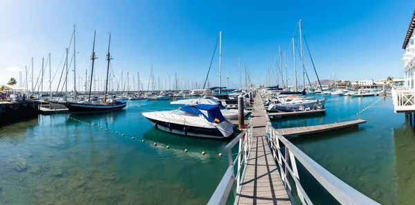 Vistas panorámicas únicas del horizonte Marina Rubicon Playa Blanca resort de vacaciones costeras, famoso puerto de yates y mercado, con montañas volcánicas en el fondo. Lanzarote, Islas Canarias, España. —  Fotos de Stock