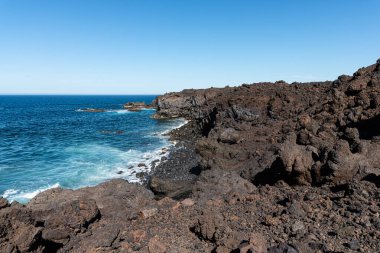 Erimiş lav magması Timanfaya Volkanik Ulusal Parkı 'ndan Atlantik Okyanusu' na akar. Lanzarote, Kanarya Adaları, İspanya