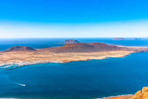 Uniek panoramisch uitzicht op de vulkanische eilanden La Graciosa, Montana Clara, Allegranza in de Atlantische Oceaan, vanuit Mirador del Rio, Lanzarote, Canarische Eilanden, Spanje. Reisconcept. — Stockfoto