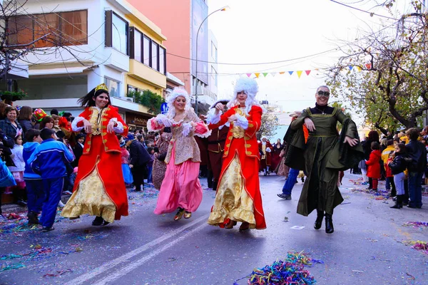 Heraklion, Creta, Grecia, 12 de marzo de 2016: Participantes en coloridos disfraces marchando y bailando en las calles en las festividades de carnaval del Mardi Gras en Heraklion Creta, Grecia —  Fotos de Stock