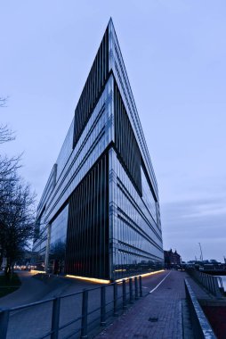 Günbatımında Hamburg 'da Hafencity' de modern mimarlık bürosu inşaatı.