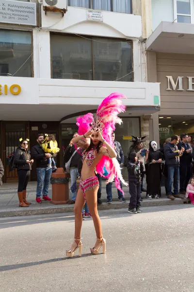 HERAKLION, CRETE, KREIKKA, FEB 18, 2017: Värikkäisiin pukuihin osallistuneet marssivat ja tanssivat kaduilla Mardi Gras karnevaalijuhlilla Heraklion Kreetalla, Kreikassa — kuvapankkivalokuva