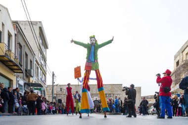 Heraklion, Girit, Yunanistan, 21 Şubat 2015: Karnaval Mardi Gras kutlamaları sırasında yanan meşalelerle yürüyen, ateş yutan ve alevleri dumanla söndüren gösteri sanatçıları.