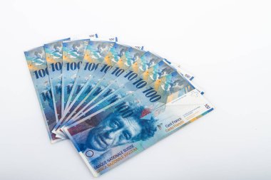İsviçre para birimi 100 Frank banknotlar beyaz üzerine izole.