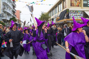 Heraklion, Girit, Yunanistan, 21 Şubat 2015: Yunanistan 'ın Heraklion Girit kentindeki Mardi Gras karnavalında renkli kostümlü katılımcılar sokaklarda yürüyüş ve dans ediyorlar