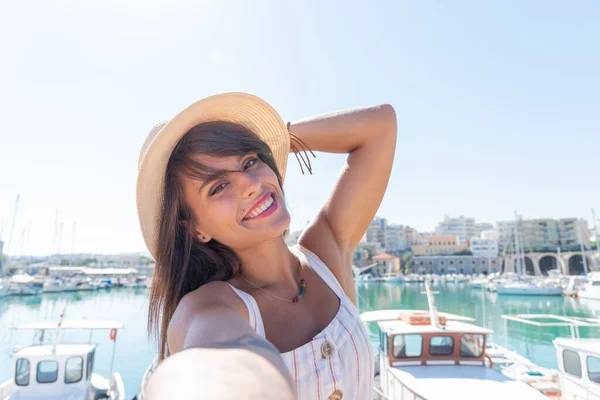 그리스 크레타의 헤라클 리온 베네치아항 에서 관광 여행을 하고 있는 당당 한 젊은 관광객 여자 — 스톡 사진