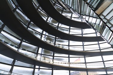 Berlin 'deki Reichstag Kubbesi' nin yuvarlak cam metal inşaatında kalın kar tabakaları birikti..