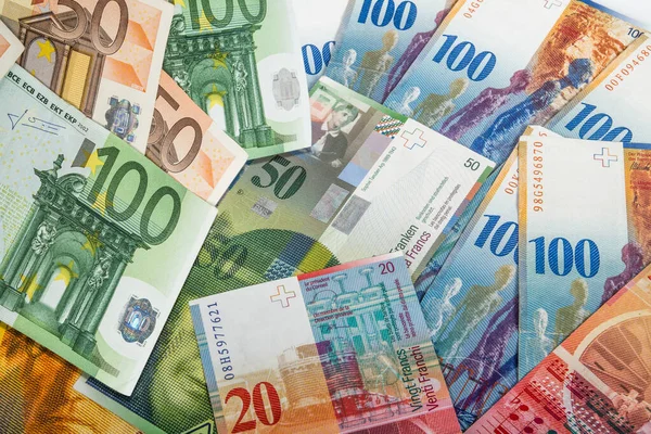 Billets de banque suisses et européens — Photo