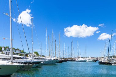 Palma de Mallorca Carrer Del Moll marinası yatlı gökyüzü