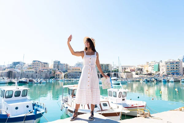 Elegant young tourist visitor woman taking selfies on a sightseeing tour at Heraklion Venetian port, Crete, Greece. — Stock Photo, Image