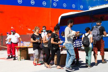 Heraklion, Grete, Yunanistan, 5 Eylül 2017: Yunanistan 'ın Heraklion kentine bir Malysian kimyasal-petrol tankeriyle gelen kurtarılmış göçmenler. Düzenleyici resim