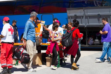 Heraklion, Grete, Yunanistan, 5 Eylül 2017: Yunanistan 'ın Heraklion kentine bir Malysian kimyasal-petrol tankeriyle gelen kurtarılmış göçmenler. Düzenleyici resim