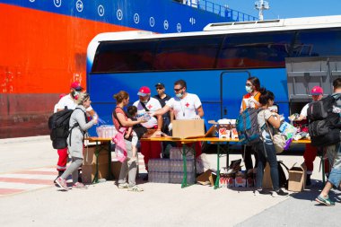 Heraklion, Grete, Yunanistan, 5 Eylül 2017: Yunanistan 'ın Heraklion kentine bir Malysian kimyasal-petrol tankeriyle gelen kurtarılmış göçmenler. Düzenleyici resim
