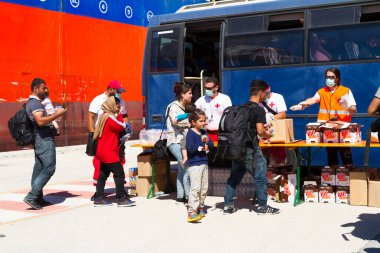 Heraklion, Grete, Yunanistan, 5 Eylül 2017: Yunanistan 'ın Heraklion kentine bir Malysian kimyasal-petrol tankeriyle gelen kurtarılmış göçmenler. Düzenleyici resim