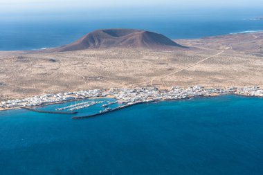 Volkanik ada La Graciosa 'nın Atlantik Okyanusu' ndaki Mirador del Rio, Lanzarote, Kanarya Adaları, İspanya 'daki eşsiz panoramik manzarası. Seyahat kavramı.